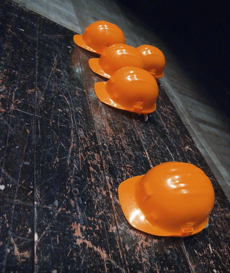 Mehrere orangene Helme auf dem Boden