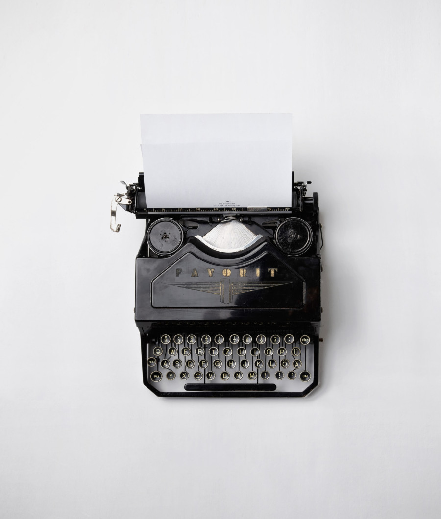 Eine schwarze Schreibmaschine auf weißem Hintergrund