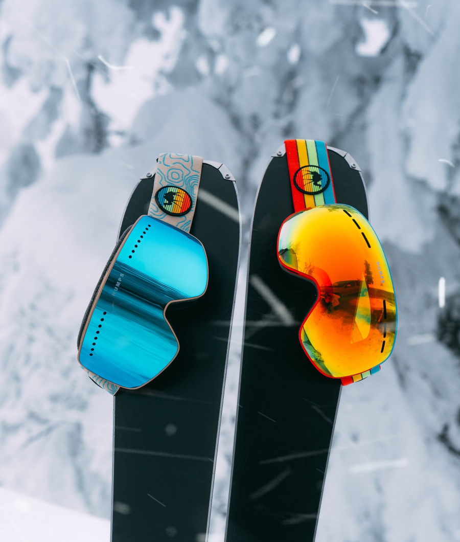 Zwei Skier auf denen je eine Skibrille hängt
