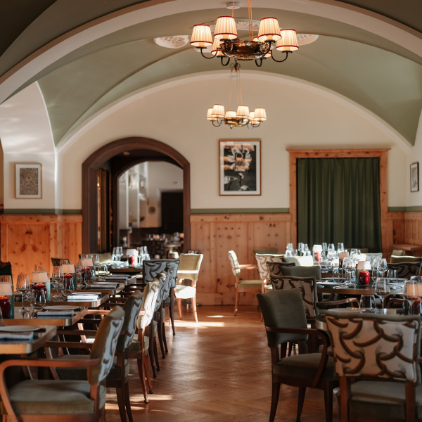 Beefbar St. Moritz, Raumaufnahme bei Tageslicht mit Tischen und Stühlen in besonderer Atmosphäre.