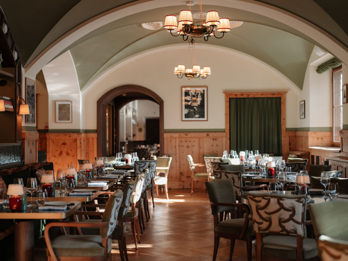 Beefbar St. Moritz, Raumaufnahme bei Tageslicht mit Tischen und Stühlen in besonderer Atmosphäre.