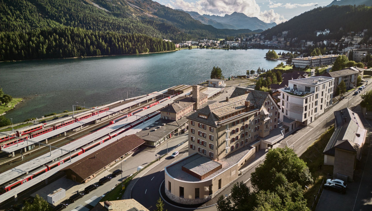 Hotel mit einem See und schneebedeckten Bergen im Hintergrund