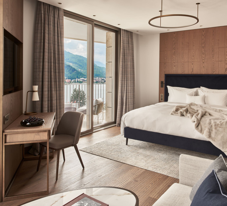 Junior Suite mit großem Bett und toller Aussicht auf den See