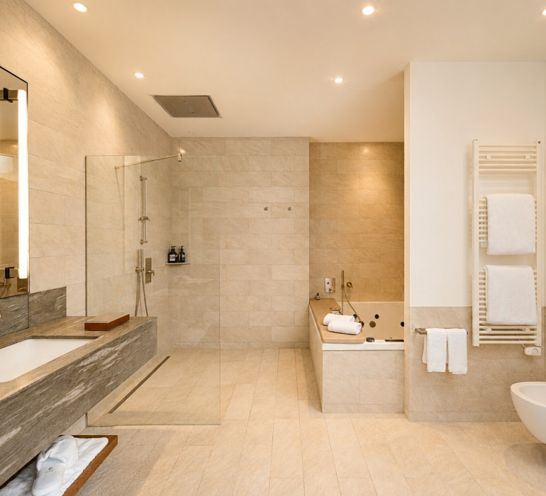 Grace Penthouse Badezimmer mit grossem Waschbecken, Dusche und Whirlspool.