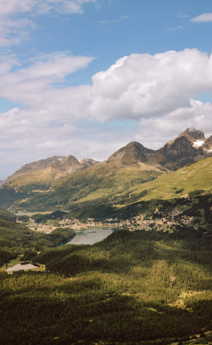 Sommerliche Berglandschaft mit Seen im Engadin.