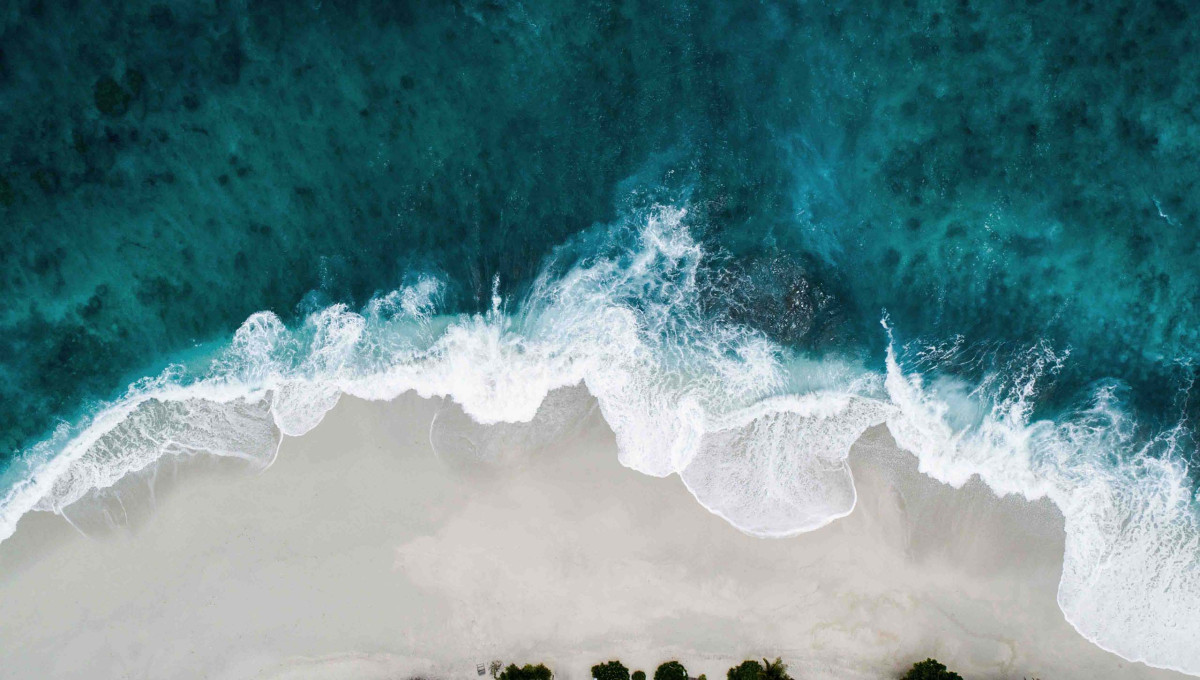 Luftaufnahme von einem weiten Strand 